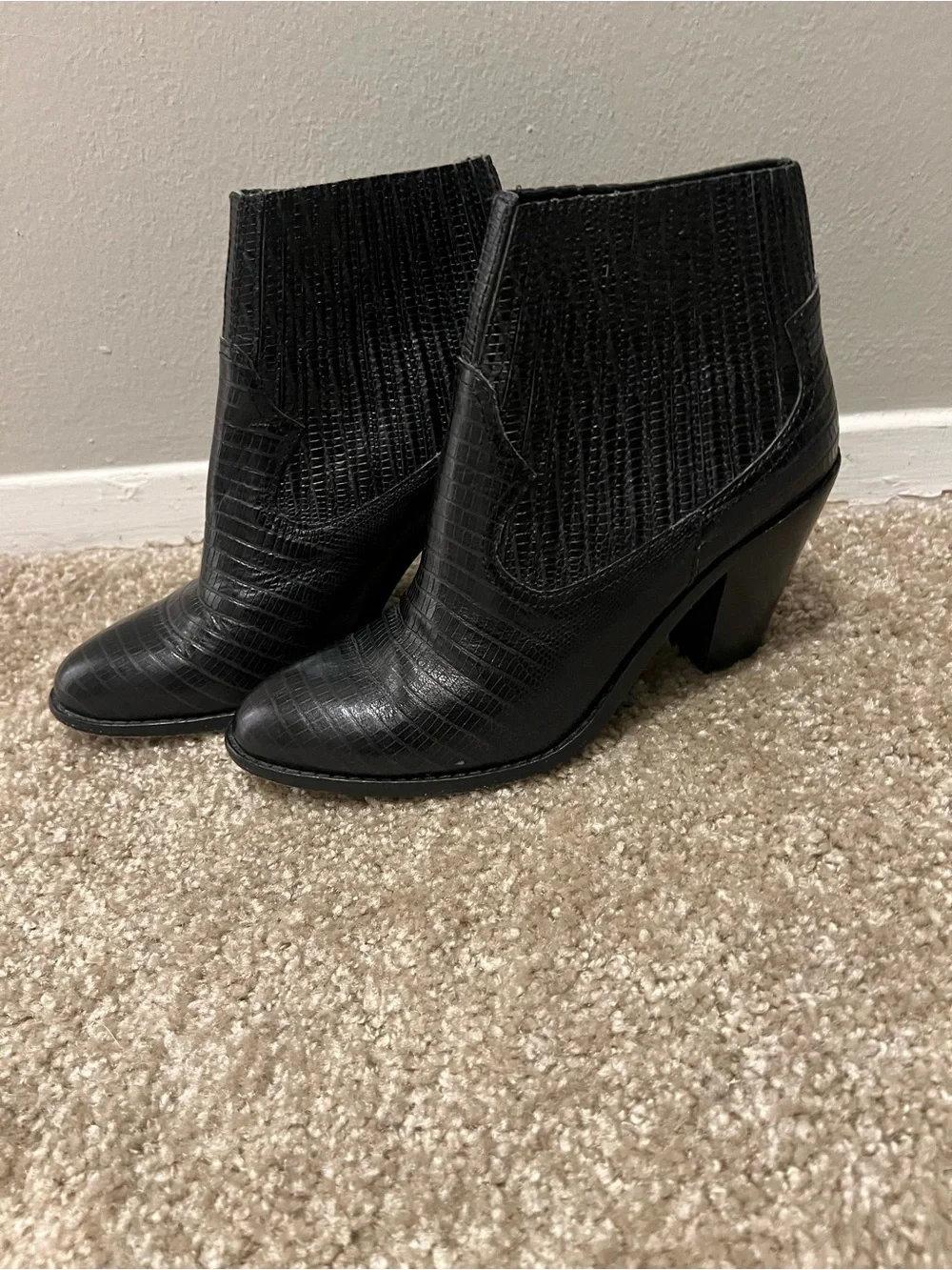 ASH IIona Pull on Heeled leather embossed ankle bootie 39‎